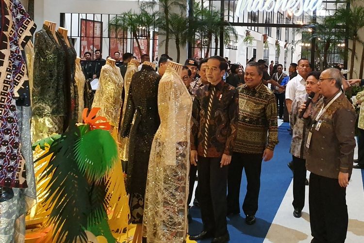 Presiden Jokowi meninjau pameran Karya Kreatif Indonesia (KKI) yang digelar Bank Indonesia di JCC Senayan, Jakarta, Jumat (12/7/2019). 