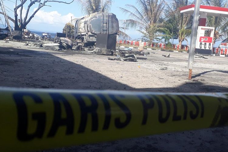Sebuah mobil tanki terbakar saat pengisian BBM jenis solar di SPBU Mini UD Yuseda, Kota Ternate, Maluku Utara, Sabtu (13/07/2019)