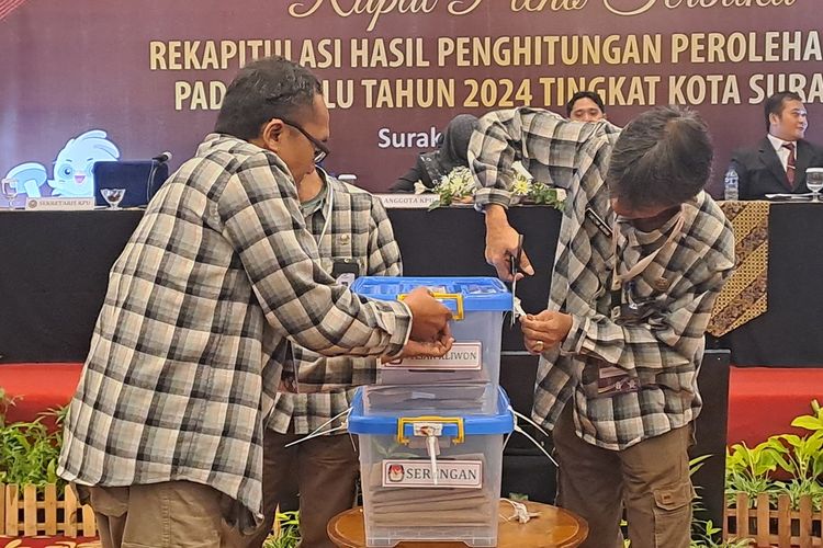 Proses rekapitulasi tingkat kota Pemilu 2024 oleh KPU Kota Solo, Jawa Tengah.
