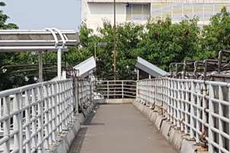 Kondisi jembatan penyeberangan orang (JPO) di Halte Busway Jembatan Besi, Jakarta Barat, Jumat (2/9/2016). Warga sekitar mengaku sudah setahun lebih atap JPO yang sempat terbang oleh angin dibiarkan begitu saja.