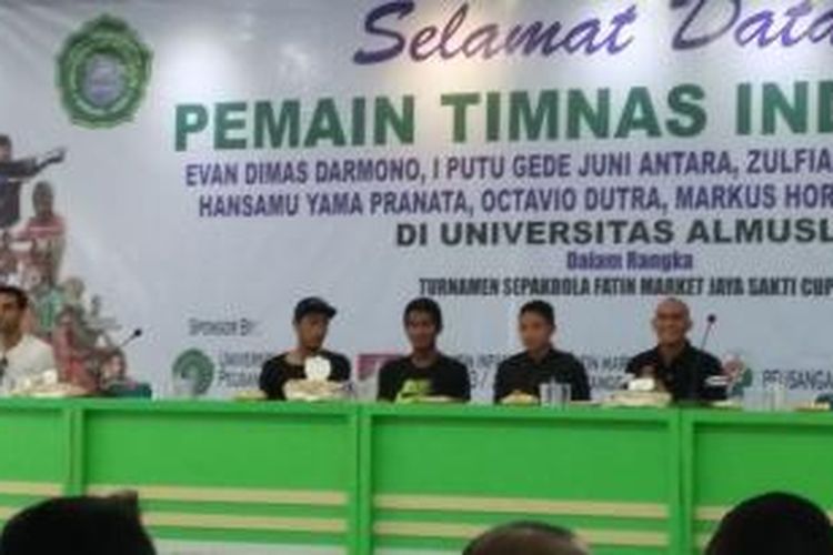 Pemain Timnas Indonesia, Markus Horison, dan kawan-kawan, di jamu oleh tuan rumah Universitas Almuslim Bireuen, Selasa (5/1), di Auditorium Ampon Chiek Peusangan. DESI