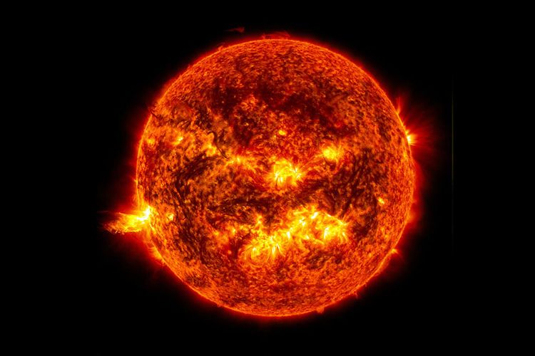 Matahari adalah pusat bagi Tata Surya. 