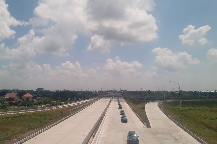 Sejumlah kendaraan melintas Jalan Tol Solo-Yogyakarta yang akan dibuka secara fungsional untuk arus mudik Lebaran 2024, Selasa (2/4/2024).