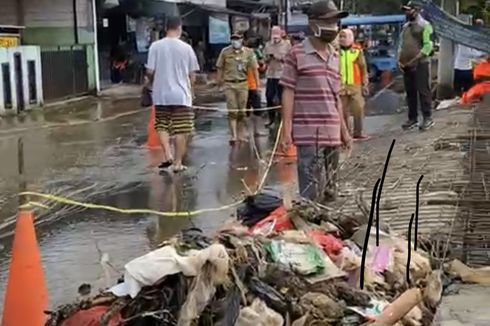 Kali Cabang Tengah Srengseng Sawah Meluap karena Ada Tumpukan Sampah