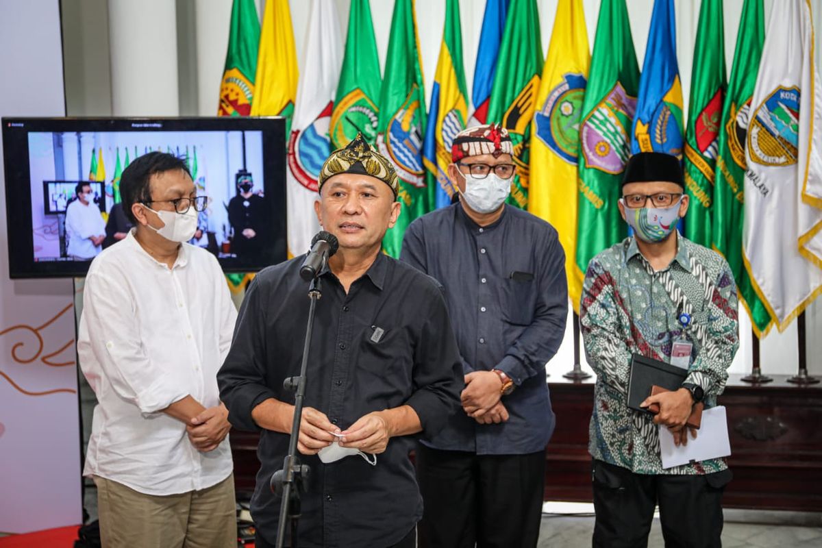 Menteri Koperasi dan UKM Teten Masduki tengah memberikan keterangan persnya di Gedung Sate Bandung, Minggu (21/3/2021).