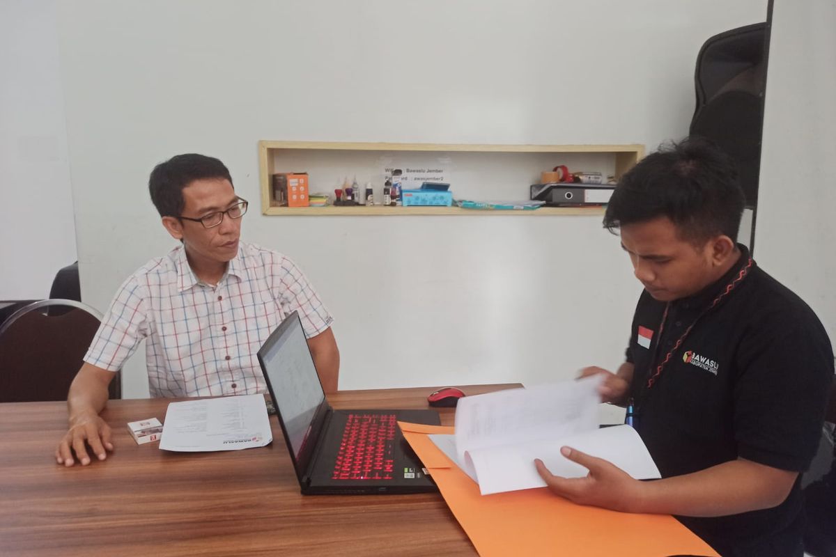 Komisioner KPU Jember saat melaporkan dugaan manipulasi suara ke Bawaslu Jember Jumat (23/2/2024)