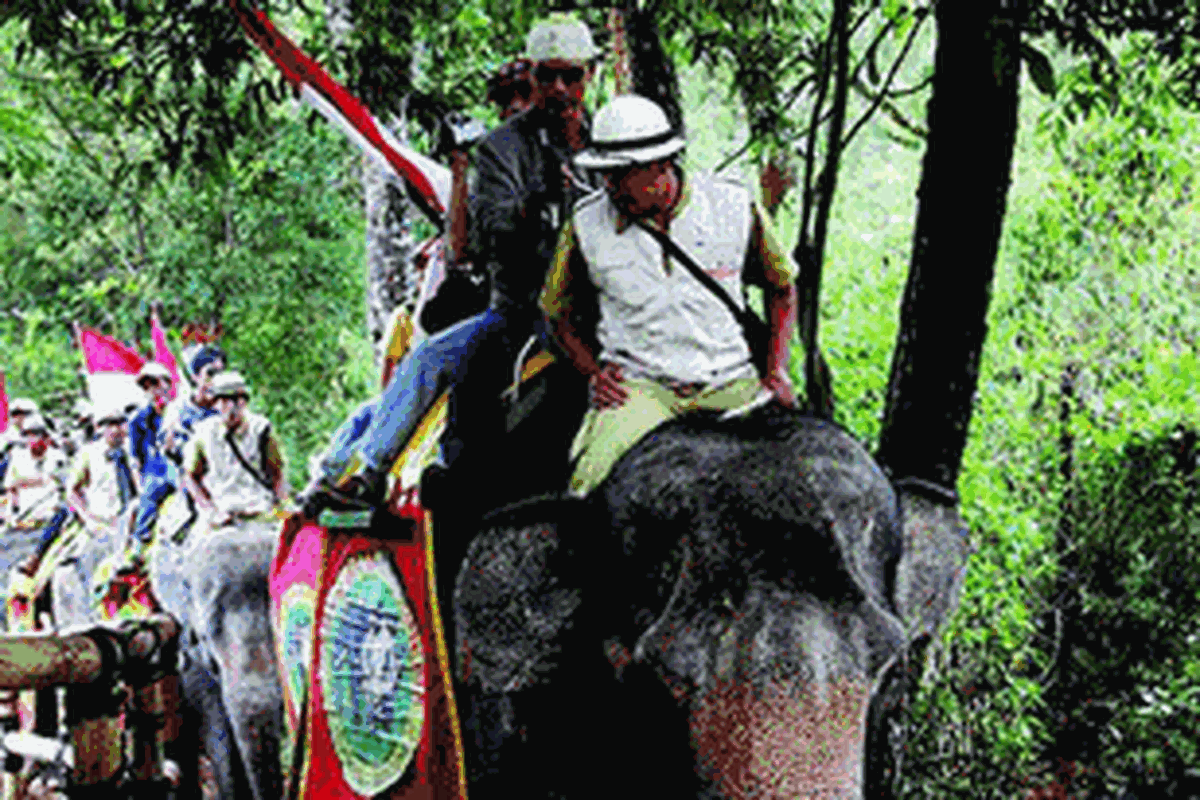 Pengunjung Taman Safari Indonesia (TSI) menunggang gajah menerobos trek hutan dalam kegiatan Jumbo Jungle Elephant Adventure yang diluncurkan pihak TSI, Rabu (15/8/2012), dalam rangka menyambut Kemerdekaan yang ke-67 RI, sekaligus libur Lebaran. Selain menyajikan pemandangan alam yang indah dan alami, kegiatan ini diharapkan juga memberikan pengalaman dan meningkatkan kepedulian masyarakat pada perlindungan gajah serta cinta lingkungan.