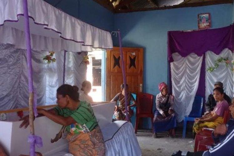 

RUMAH DUKA - Suasana rumah duka di Desa Bonetasea Kecamatan Weliman Kabupaten Malaka, Senin 1 Mei 2023. 
