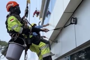 Tak Digaji Tetap, Pembersih Kaca Gedung Tinggi Hidup dari Proyek ke Proyek