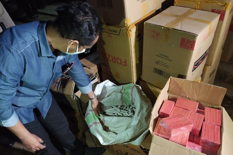 Kepala Loka POM Banyumas Suliyanto mengecek barang bukti di rumah produksi jamu ilegal di Desa Gentasari, Kecamatan Kroya, Kabupaten Cilacap, Jawa Tengah, Kamis (24/2/2022) malam.