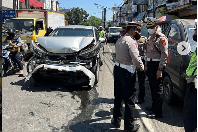 Kecelakaan beruntun di Jalan Pasir Koja, Kota Bandung, Jawa Barat, Kamis (21/7/2022).