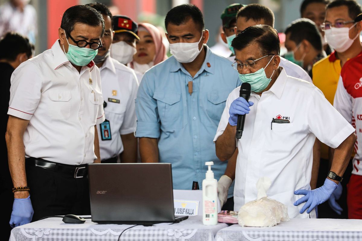 Ketua Palang Merah Indonesia (PMI) Jusuf Kalla dan Menteri Hukum dan HAM Yasonna Laoly memantau penyemprotan cairan disinfektan di Lembaga Pemasyarakatan Kelas 1 Cipinang, Jakarta Timur, Jumat (20/3/2020). Kegiatan ini untuk meminimalisir penyebaran penyakit akibat virus Covid-19 di Lapas Cipinang.