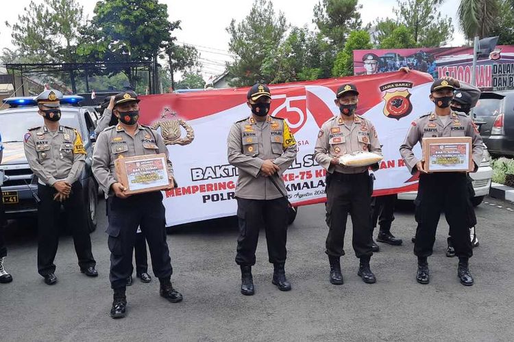 Kapolresta Tasikmalaya AKBP Anom Karibianto, memimpin langsung proses simbolis pembagian beras 10 ton bagi warga tak mampu di wilayahnya, Rabu (19/8/2020).