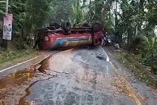 Truk CPO Terbalik, Akses Jalan Sumbar-Bengkulu di Pesisir Selatan Macet Total