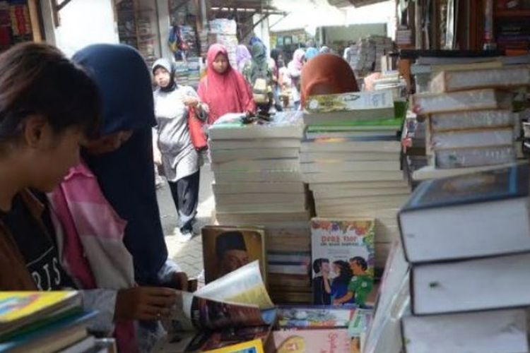 Pengunjung membaca buku di kawasan Kampung Ilmu, Jl Semarang, Surabaya.
