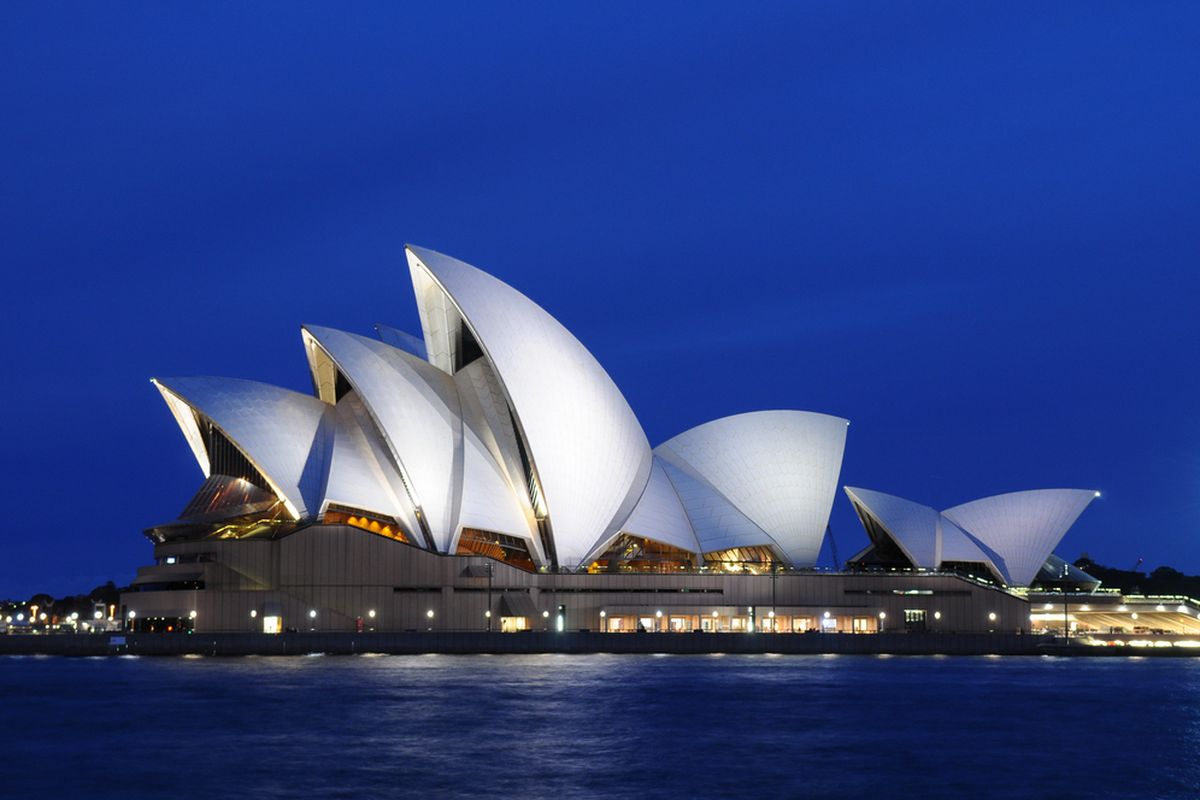 Panorama Sydney Opera House di kala matahari terbenam, (22/8/2010).