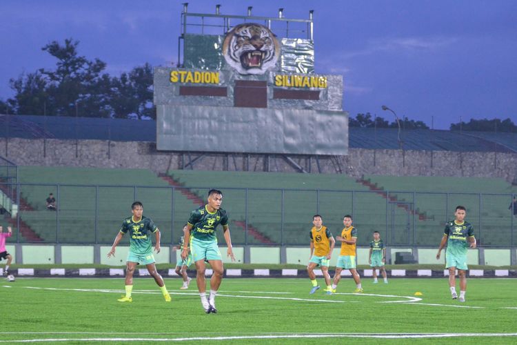 Penggawa Persib Bandung arahan Luis Milla kembali singgah di tempat legendaris bagi Persib di Stadion Siliwangi Bandung, Senin (7/11/2022) untuk berlatih.