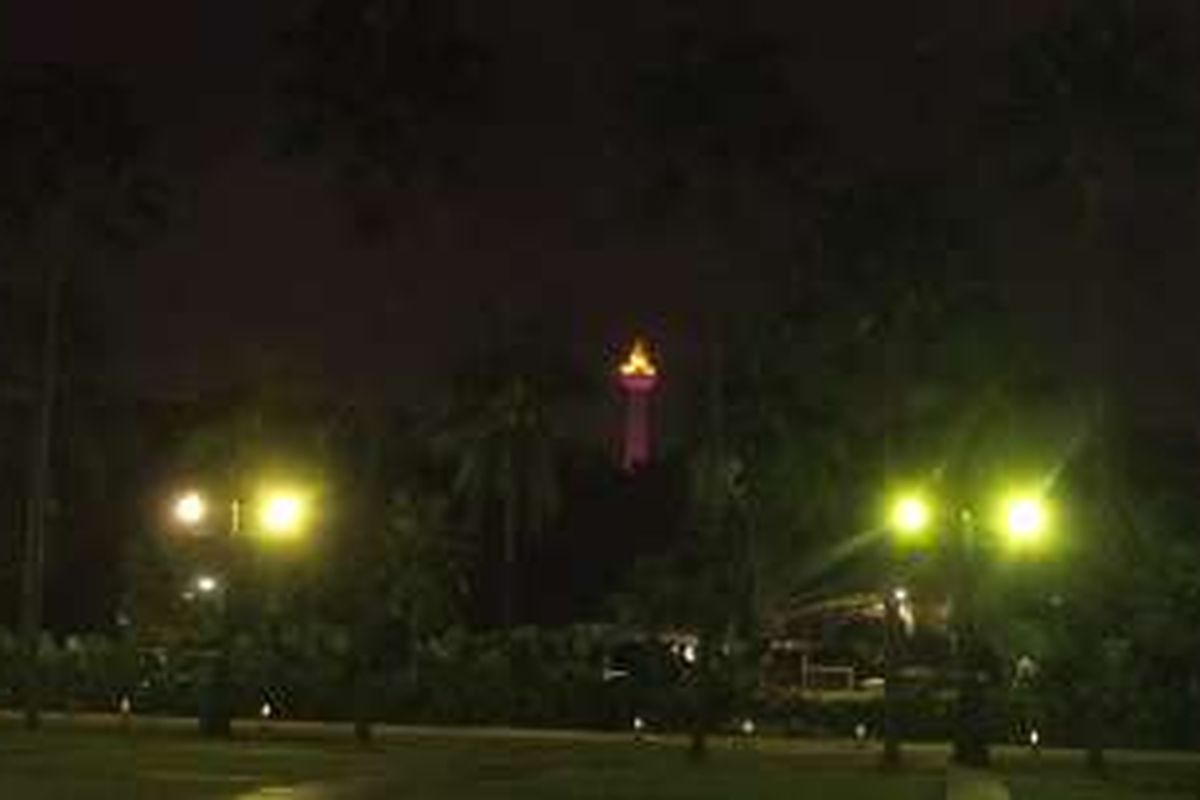 Pemandangan Tugu Monas dari kejauhan sebelum lampu penerangannya dipadamkan pada Sabtu (19/3/2016). Pemadaman lampu penerangan di Tugu Monas merupakan bagian dari kegiatan Earth Hour, sebuah kampanye rutin tahunan yang diinisiasi oleh World Wild Foundation (WWF). Tujuannya, sebagai pengingat akan bahayanya perubahan iklim.