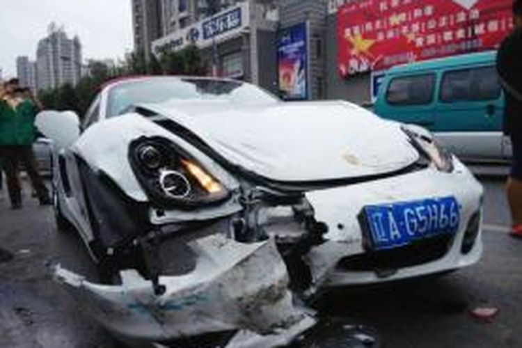 Inilah bentuk Porsche Boxster baru yang hancur setelah menabrak sejumlah mobil tak lama setelah keluar dari ruang pamernya di kota Shenyang, China. 