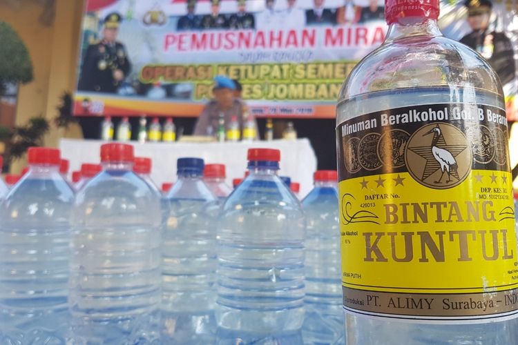 Ilustrasi: Berbagai jenis minuman keras (miras) hasil sitaan jajaran Kepolisian Resor (Polres) Jombang Jawa Timur. Miras tersebut dimusnahkan pada Selasa (28/5/2019).