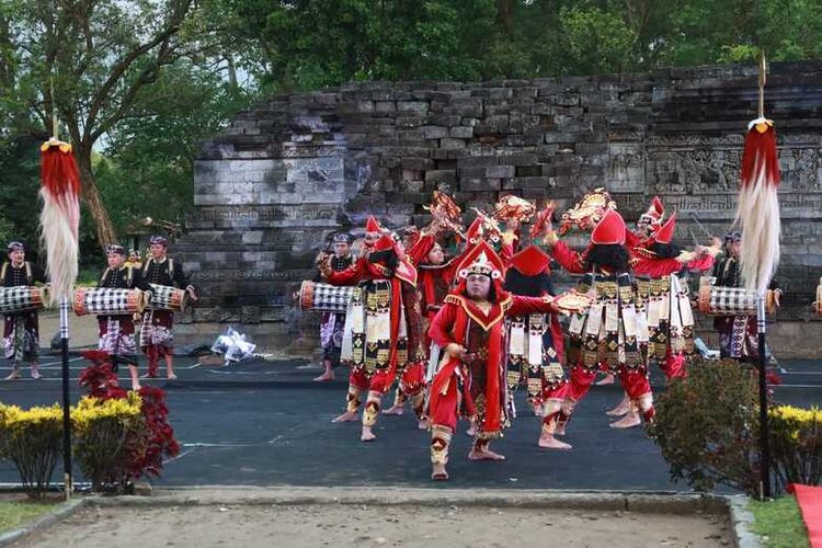 Pagelaran kolosal Candet Ding Pituning Pitu bertajuk Indonesia Raya Sujud Ibu di Candi Tegowangi, Kecamatan Plemahan, Kabupaten Kediri, Sabtu (15/10/2022