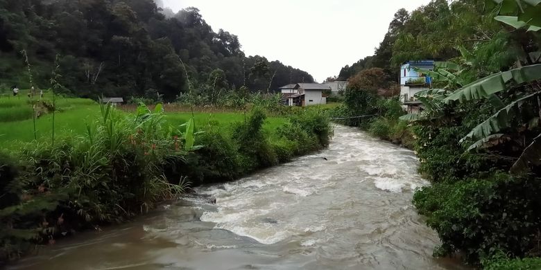 Kampung Tangsijaya, Desa Gununghalu, Kecamatan Gununghalu, Kabupaten Bandung Barat, Jawa Barat kompak untuk mengelola dan memanfaatkan arus sungai menjadi energi listrik melalui Pembangkit Listrik Tenaga Mikro Hidro (PLTMH).