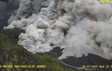 Tangkapan layar guguran awan panas erupsi gunung Semeru
