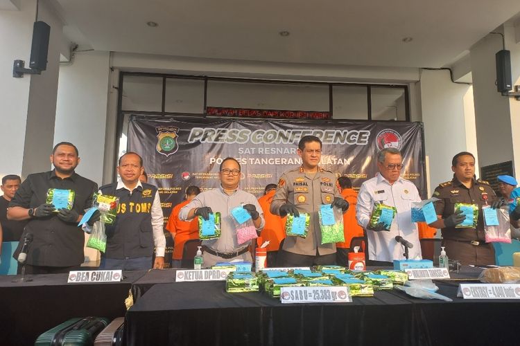 Polres Tangerang Selatan menggelar konferensi pers pengungkapan kasus peredaran narkotika jaringan internasional di Mapolres Tangsel pada Rabu (16/8/2023).
