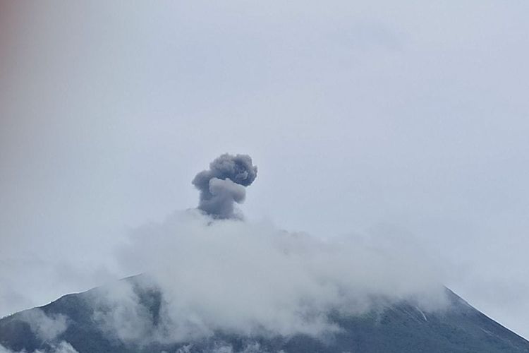 Foto : Kondisi di puncak Gunung Ile Lewotolok di Kabupaten Lembata, NTT, Senin (15/11/2021). 