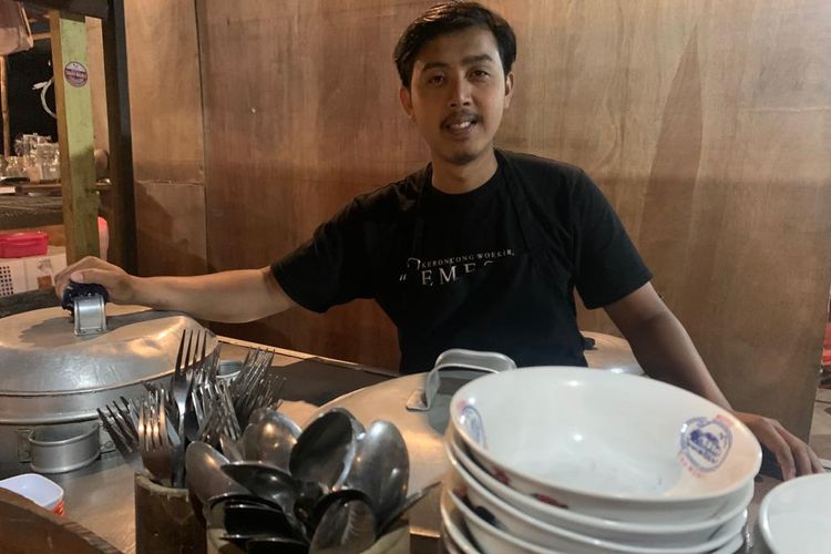 Luhur Suseno (26), seorang penjual bakso di Kota Batu Jawa Timur, mendirikan  Sekolah Alam Sobyor 