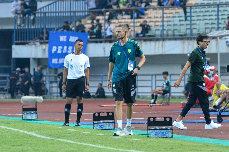 Asisten pelatih Persib Manuel Perez Cascallana membantu pelatih kepala Luis Milla memberi arahan kepada pemain dalam pertandingan Persib vs Barito Putera, Jumat (16/9/2022) di Stadion Gelora Bandung Lautan Api (GBLA), dalam pekan ke-10 Liga 1 2022-2023.