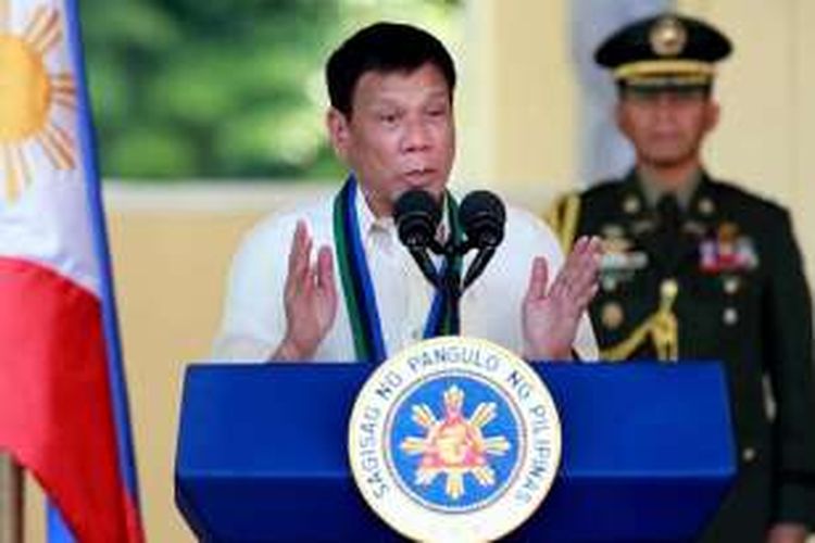Presiden terpilih Filipina Rodrigo Duterte berpidato saat acara Change-of-Comand di Kamp Aguinaldo, Quezon City, Manila, Filipina, Jumat, 1 Juli 2016. Rodrigo menjadi Presiden ke-16 Filipina setelah unggul dari 4 kandidat lainnya.