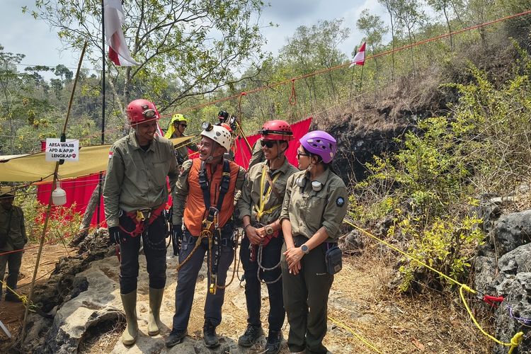 Pimpin Upacara HUT RI di dalam Gua Luweng Ombo, Bupati Pacitan Takjub Melihat Keindahan