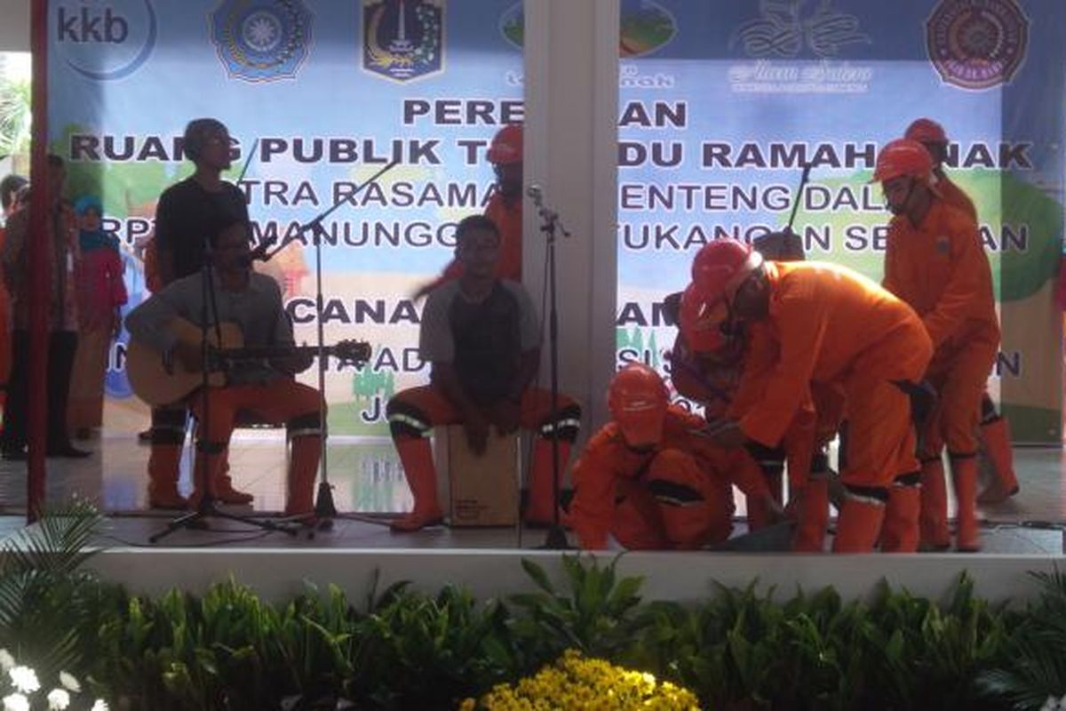 Para petugas PPSU Kelurahan Menteng Dalam beryanyi saat peresmian RPTRA di Jalan Rasamala III, Menteng Dalam, Tebet, Jakarta Selatan, Jumat (29/4/2016).