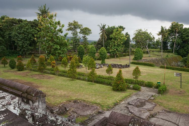 Panorama menuju Pendopo dan Keputren di Ratu Boko, Yogyakarta, pada Jumat (17/12/2021).