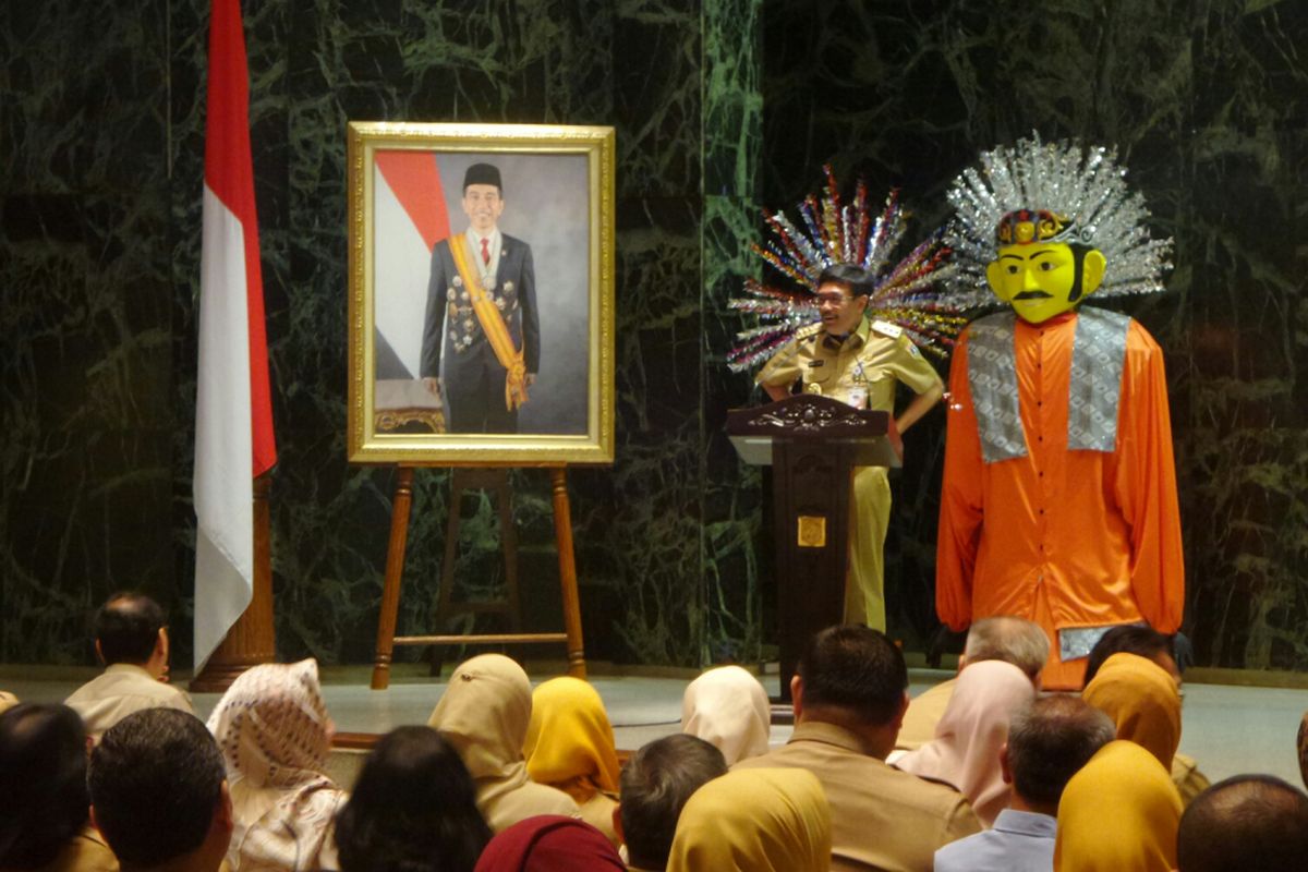 Gubernur DKI Jakarta Djarot Saiful Hidayat berpidato di depan PNS DKI pada acara halal bihalal, Senin (3/7/2017). 