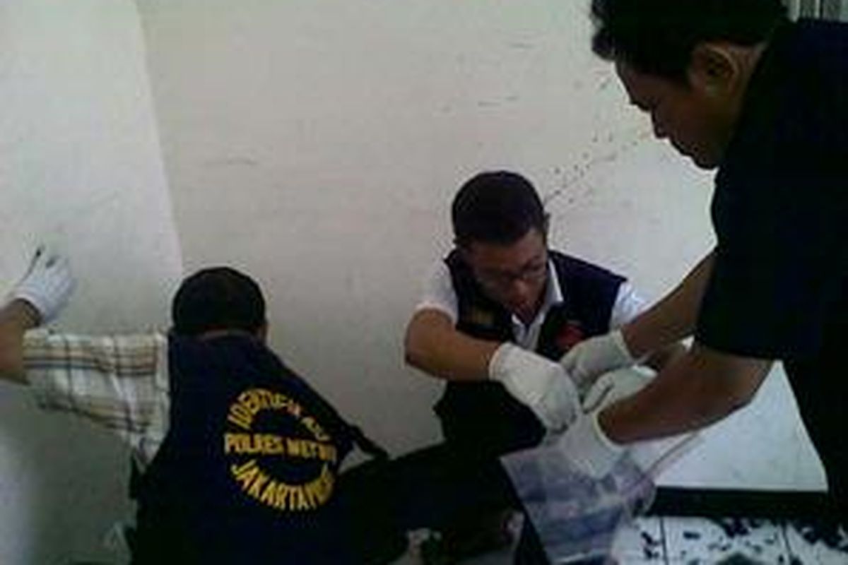 Petugas tim Identifikasi Polres Metro Jakarta Pusat menyambangi markas Benteng Demokrasi Rakyat (Bendera) di jalan Diponegoro, Jakarta, Sabtu (13/2/2010). Mereka melakukan identifikasi di setiap sudut gedung serta mengambil sampel darah dan barang bukti. 
