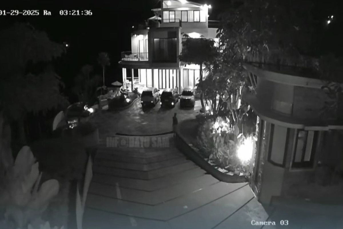 Tangkapan layar rekaman CCTV aksi pencurian di sebuah vila Kota Batu, Jawa Timur. 