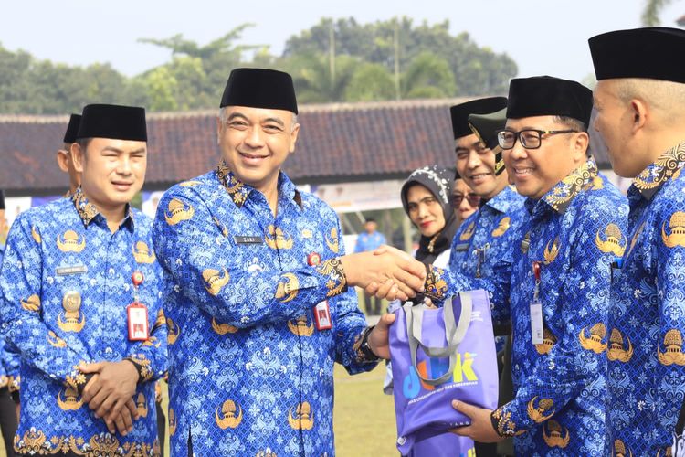 Bupati Tangerang Ahmed Zaki Iskandar menyerahkan penghargaan kepada para guru dalam Pencanangan program Kurasakan di sela upacara peringatan Hari Pendidikan Nasional (Hardiknas) dan Hari Otonomi Daerah di Lapangan Maulana Yudha Negara, Puspemkab Tangerang, Selasa (2/5/23).