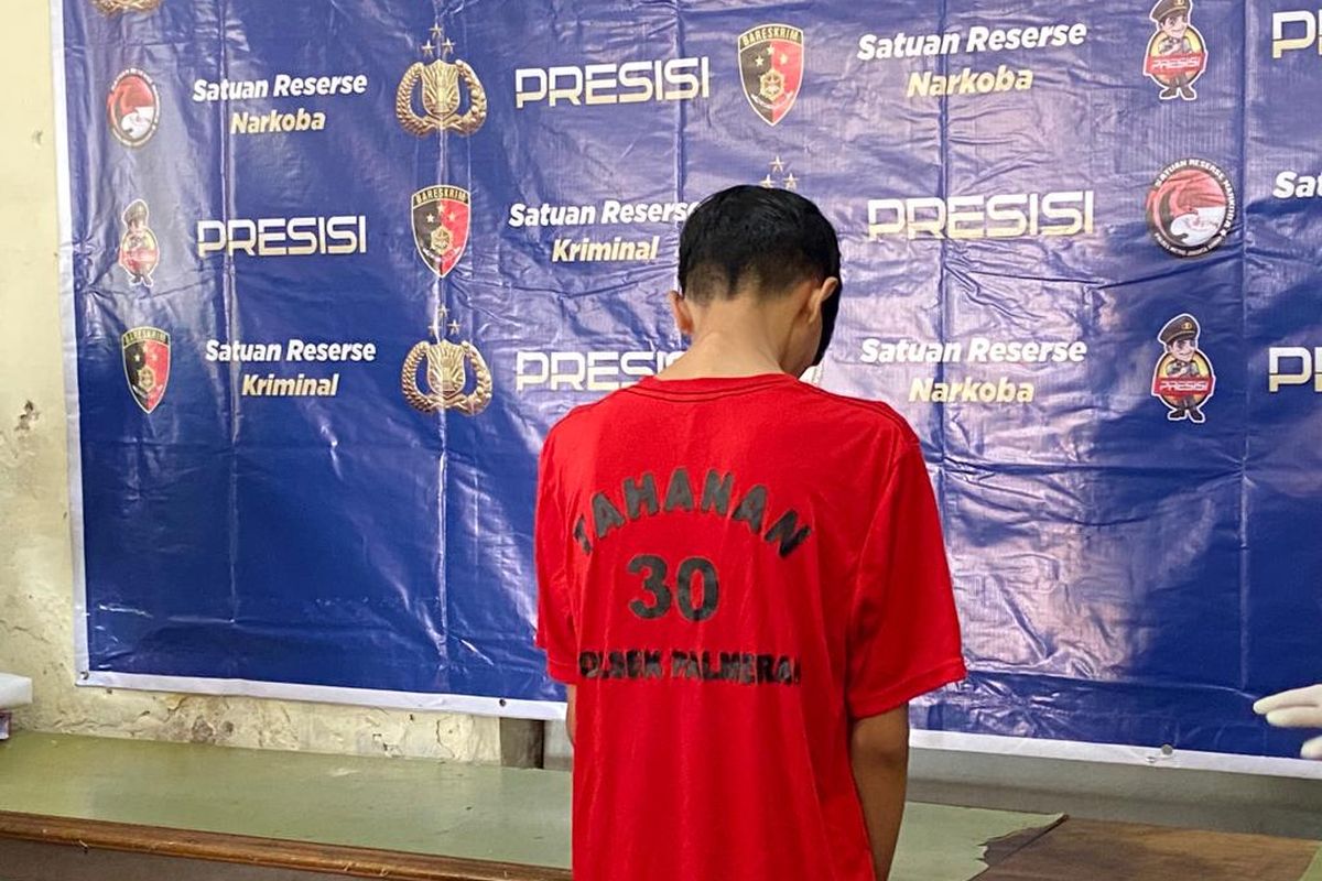 Pria berinisial SB (22) menusuk korban SMJ (34) saat melakukan open BO di Palmerah, Jakarta Barat. Pelaku ditunjukkan ke publik dalam konferensi pers di Mapolsek Palmerah, Senin (26/6/2023). 
