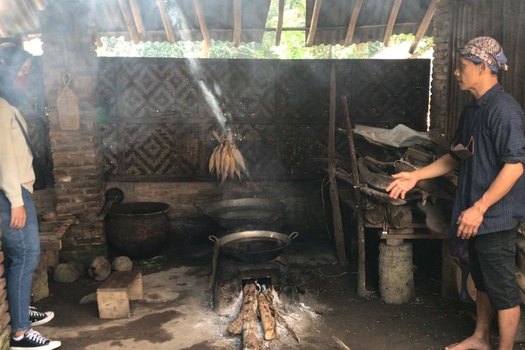 Pengelola Gubuk Kopi Borobudur, Agus Prayitno (36) menjelaskan pembuatan gula jawa merah di Gubuk Kopi Borodudur, Dusun Sendaren, Karangrejo, Borobudur, Magelang, Jawa Tengah pada Jumat (13/5/2022) pagi.