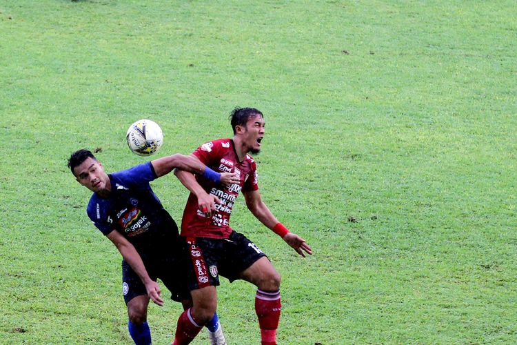 Pemain muda Arema FC, M Rafli (kiri) berebut bola dengan pemain belakang Bali United pada Pekan 33 Liga 1 2019 yang berakhir dengan skor 3-2 di Stadion Kanjuruhan Kabupaten Malang, Jawa Timur, Senin (16/12/2019) sore.