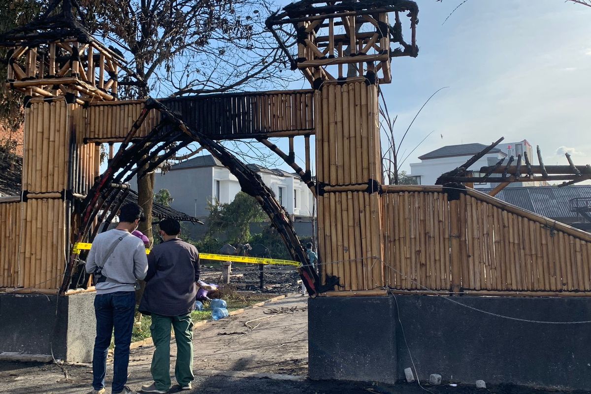 Rumah makan Abah Cianjur di Jalan Aria Putra, Kecamatan Ciputat Tangerang Selatan, ludes dilahap si jago merah, pada Rabu (5/4/2023) pukul 13.25 WIB. Kerugian ditaksir mencapai Rp 1 miliar.