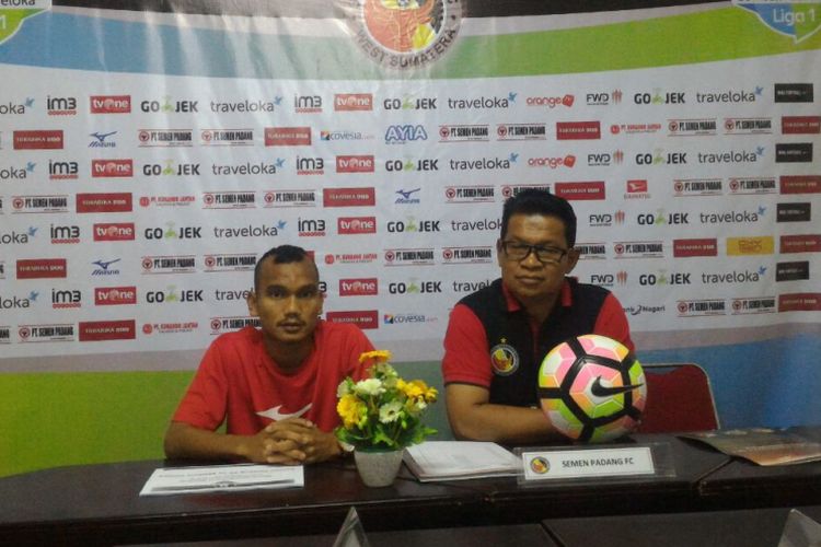 Delvi Adri didampingi pemain Semen Padang Riko Simanjuntak saat memberi keterangan tentang persiapan menghadapi Madura United Jumat depan di Padang, Kamis (5/10/2017)