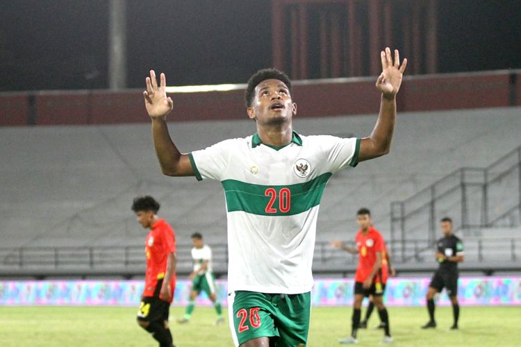 Pemain Timnas Indonesia, Ramai Rumakiek, merayakan gol kedua dalam laga persahabatan kontra Timor Leste, Minggu (30/1/2022) malam WIB.