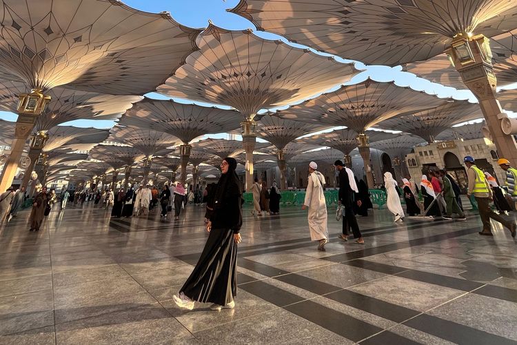 Kisah perjalanan Nabilla Tashandra saat menjalani umrah mandiri. Simak ceritanya.