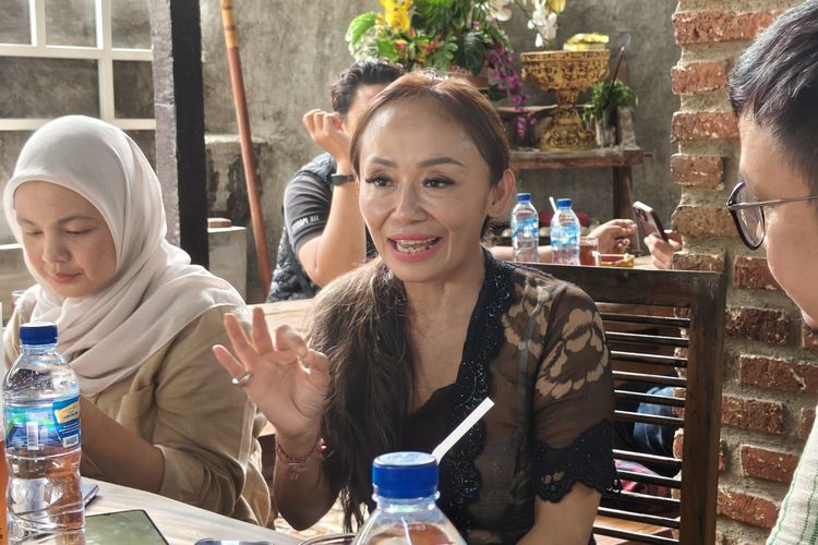 Pemilik Warung Makan Ibu Oki, iSri Maryawati alias Ibu Oki ketika ditemui Kompas.com di Cabang Nusa Dua pada Minggu (21/12/2025).
