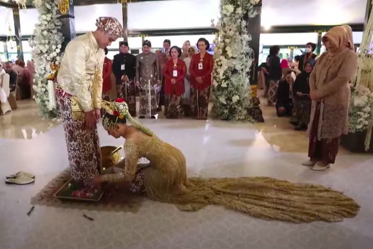 Basuh kaki dalam ritual panggih pengantin di acara pernikahan Kaesang-Erina
