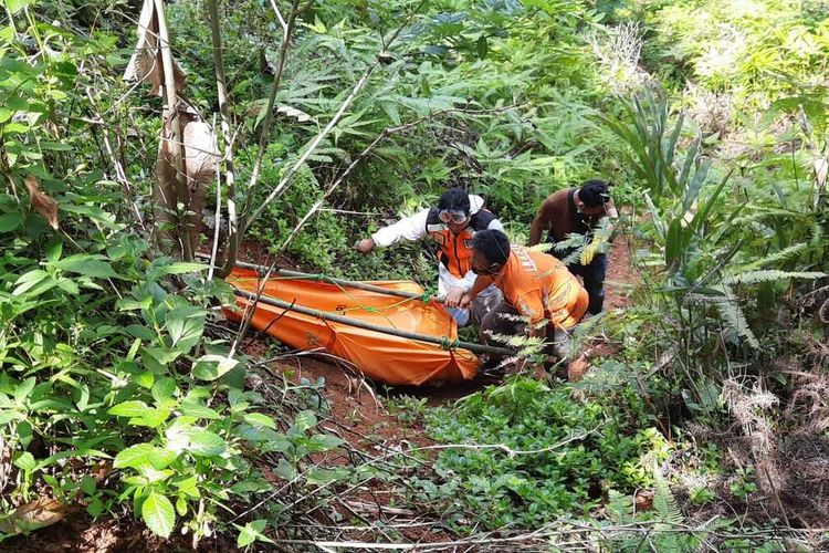 Tim Inafis Satreskrim Polresta Tasikmalaya bersama TNI, BPBD dan warga setempat mengevakuasi temuan mayat yang dimakan kerumunan biawak di Sungai Citanduy bagian Bendungan Leuwi Keris, Kabupaten Tasikmalaya, Jumat (20/11/2020).