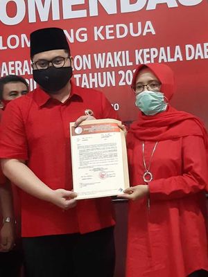 Hanindhito Himawan Pramono dan Dewi Maria Ulfa menerima surat rekom dari PDI-P untuk maju di Pilkada Kediri 2020 di kantor DPD PDI-P Jatim, Jumat (17/7/2020).